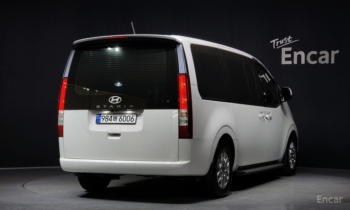  Hyundai Staria