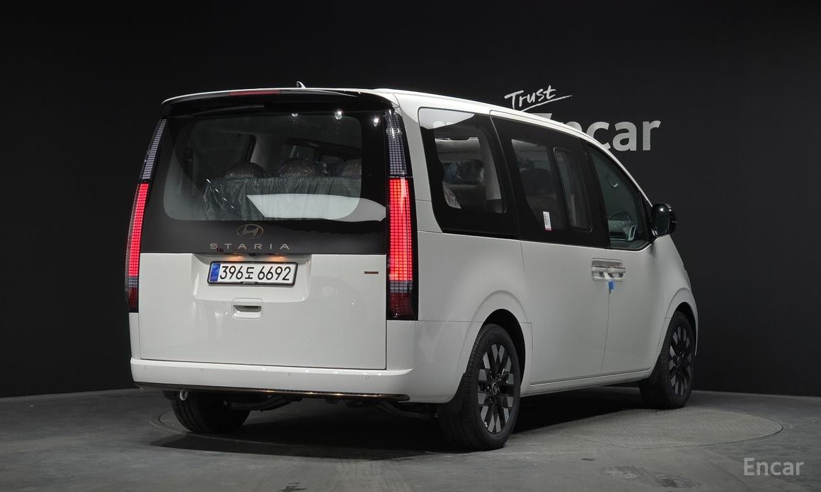  Hyundai Staria