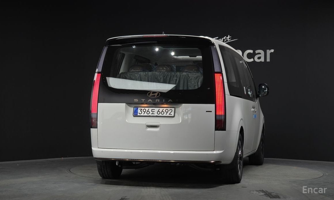  Hyundai Staria