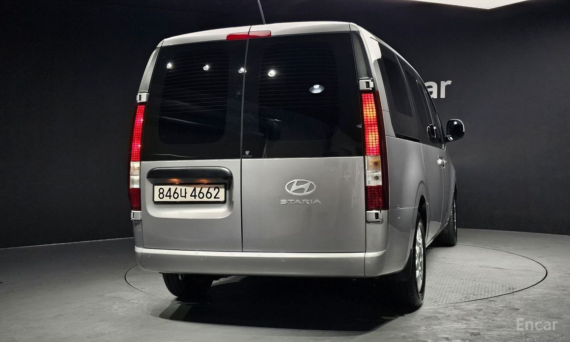  Hyundai Staria