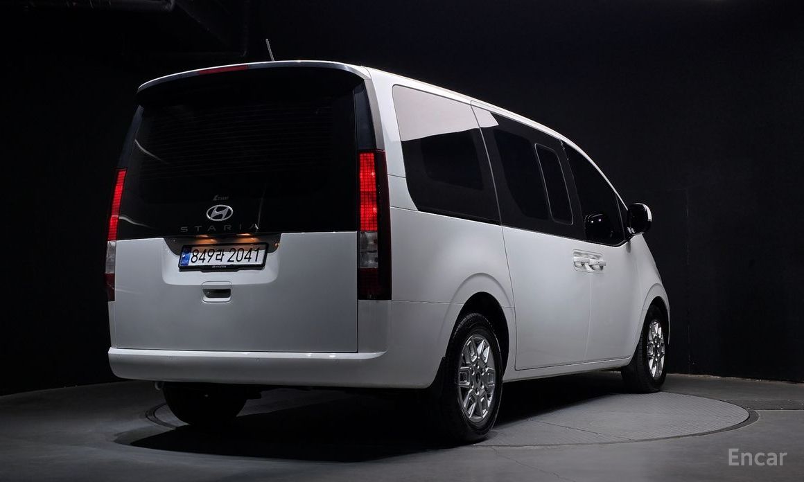  Hyundai Staria
