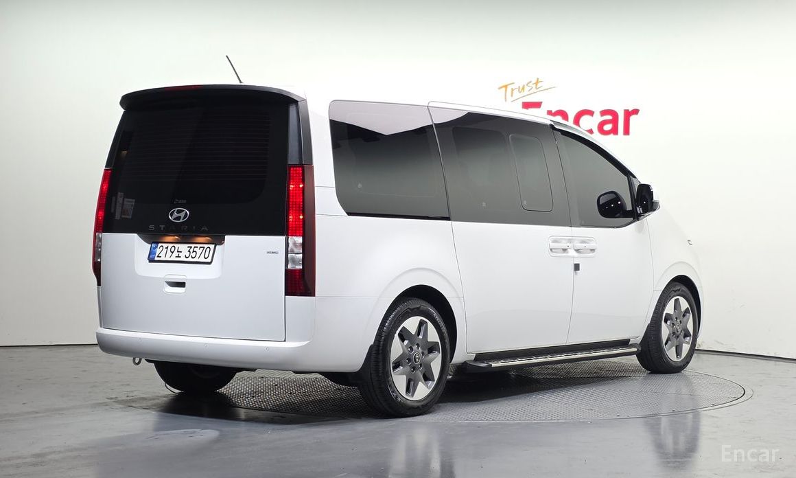  Hyundai Staria