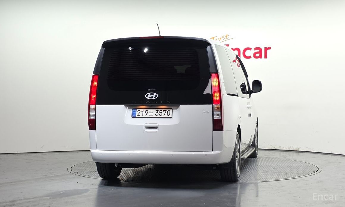  Hyundai Staria