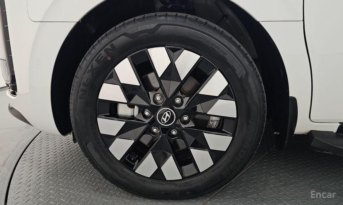  Hyundai Staria