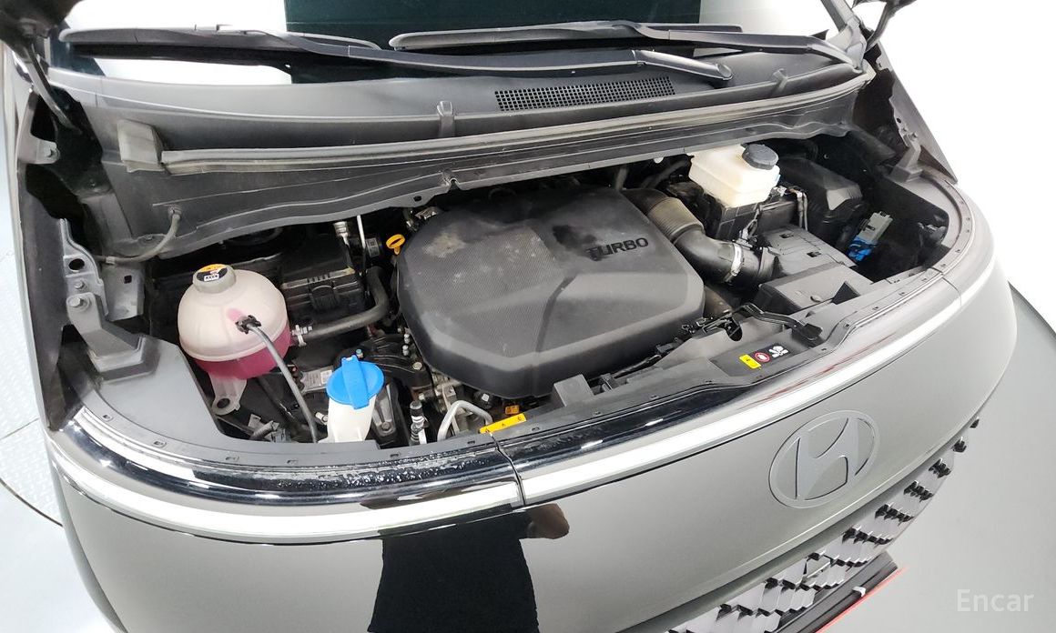  Hyundai Staria