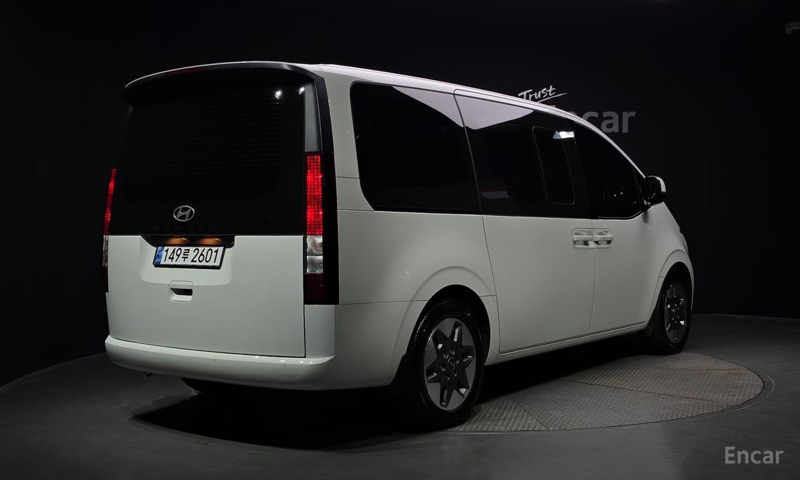  Hyundai Staria