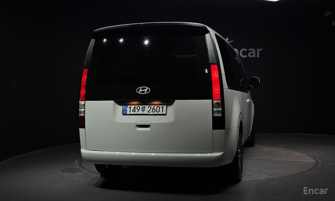  Hyundai Staria