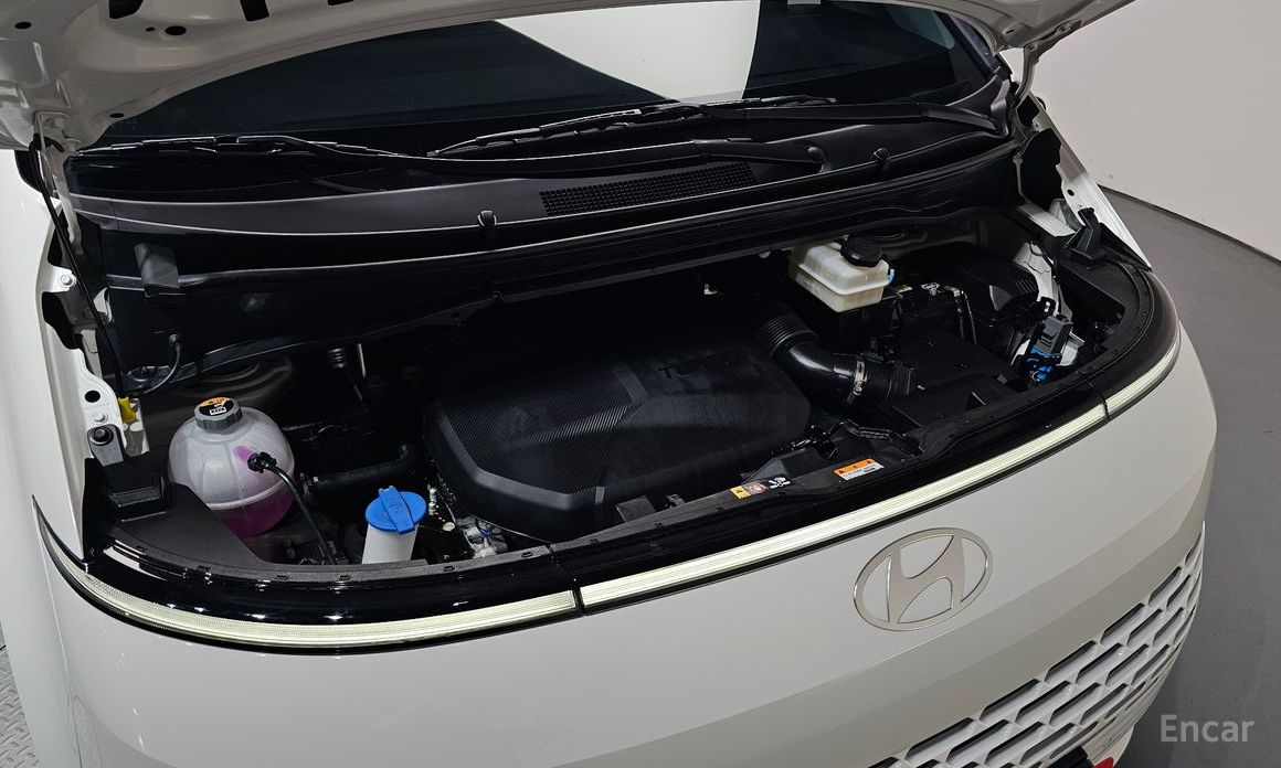  Hyundai Staria