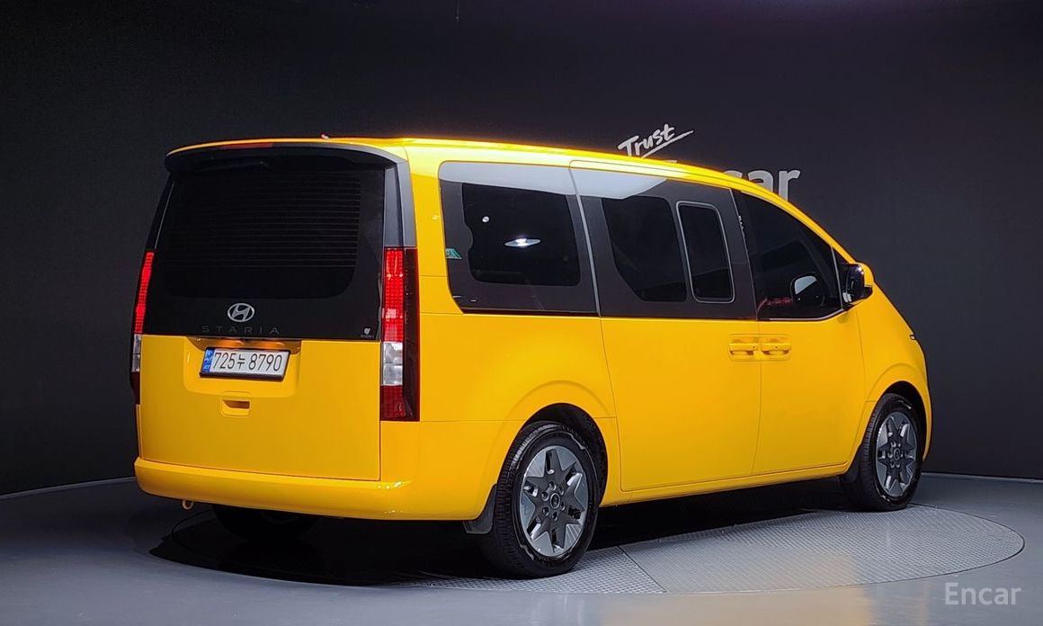  Hyundai Staria
