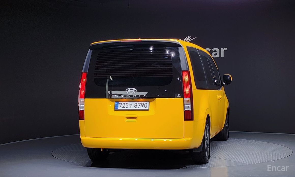  Hyundai Staria