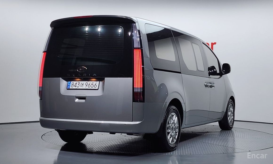  Hyundai Staria