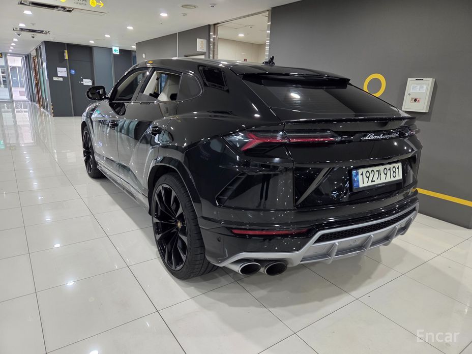  Lamborghini Urus