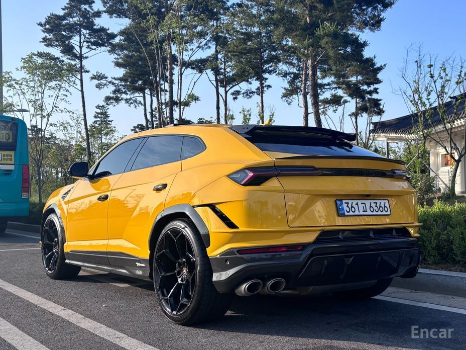  Lamborghini Urus