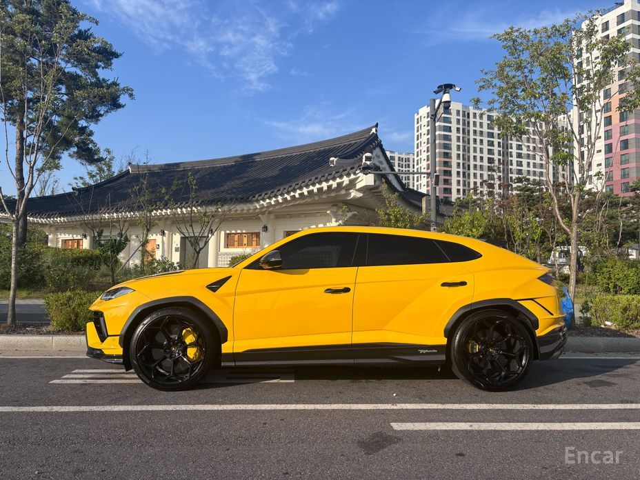  Lamborghini Urus