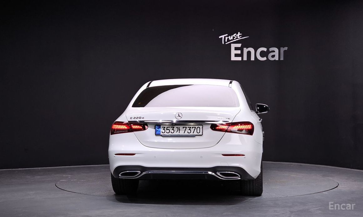  Mercedes-Benz E-Class