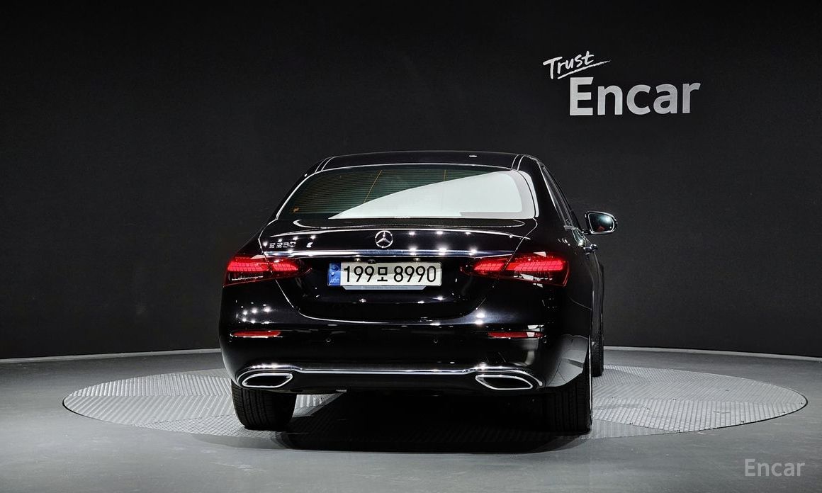  Mercedes-Benz E-Class