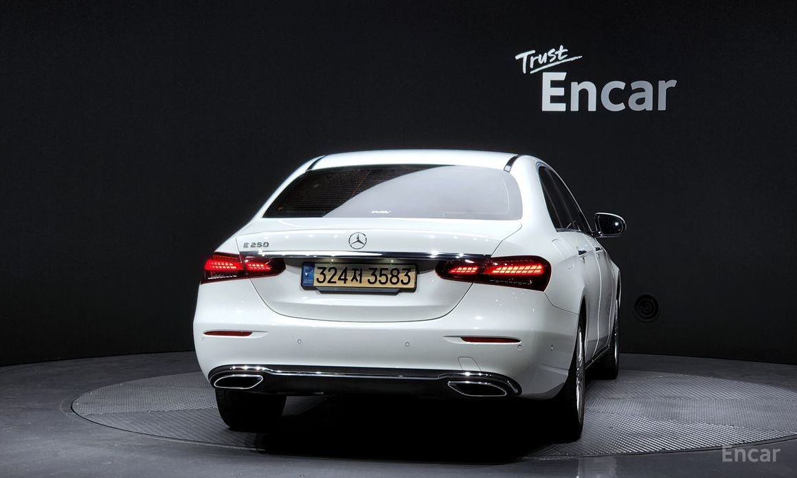  Mercedes-Benz E-Class