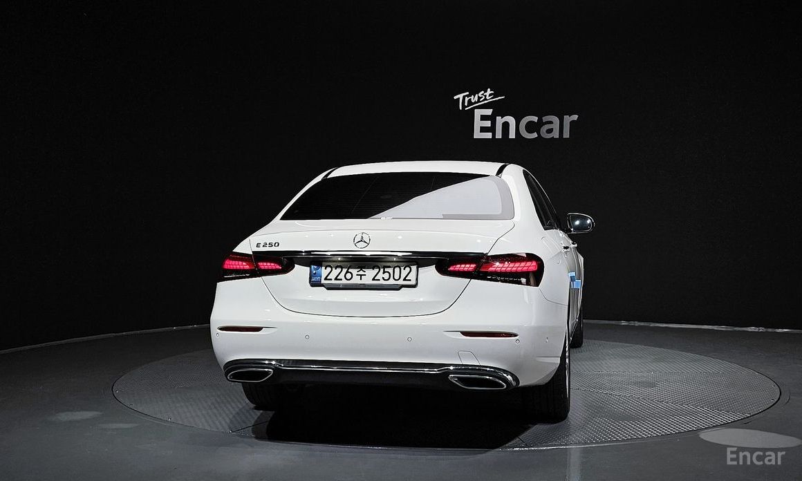  Mercedes-Benz E-Class