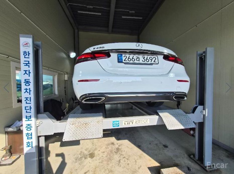  Mercedes-Benz E-Class