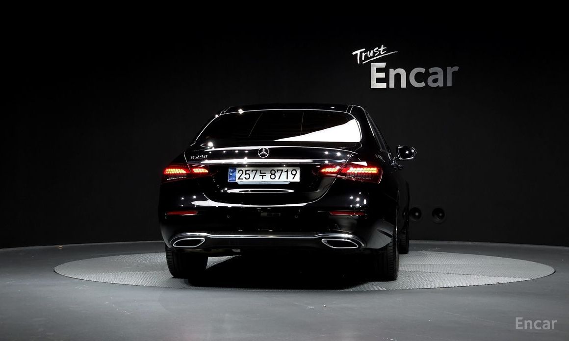  Mercedes-Benz E-Class