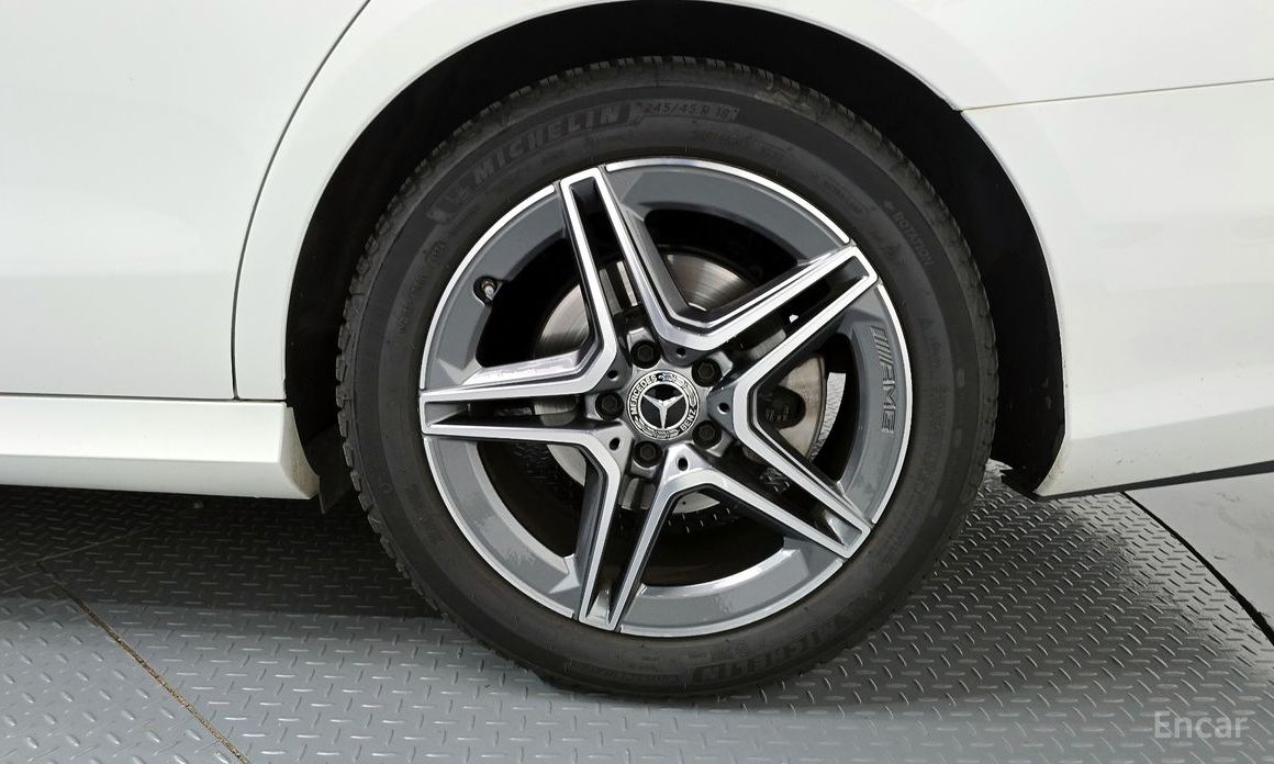  Mercedes-Benz E-Class