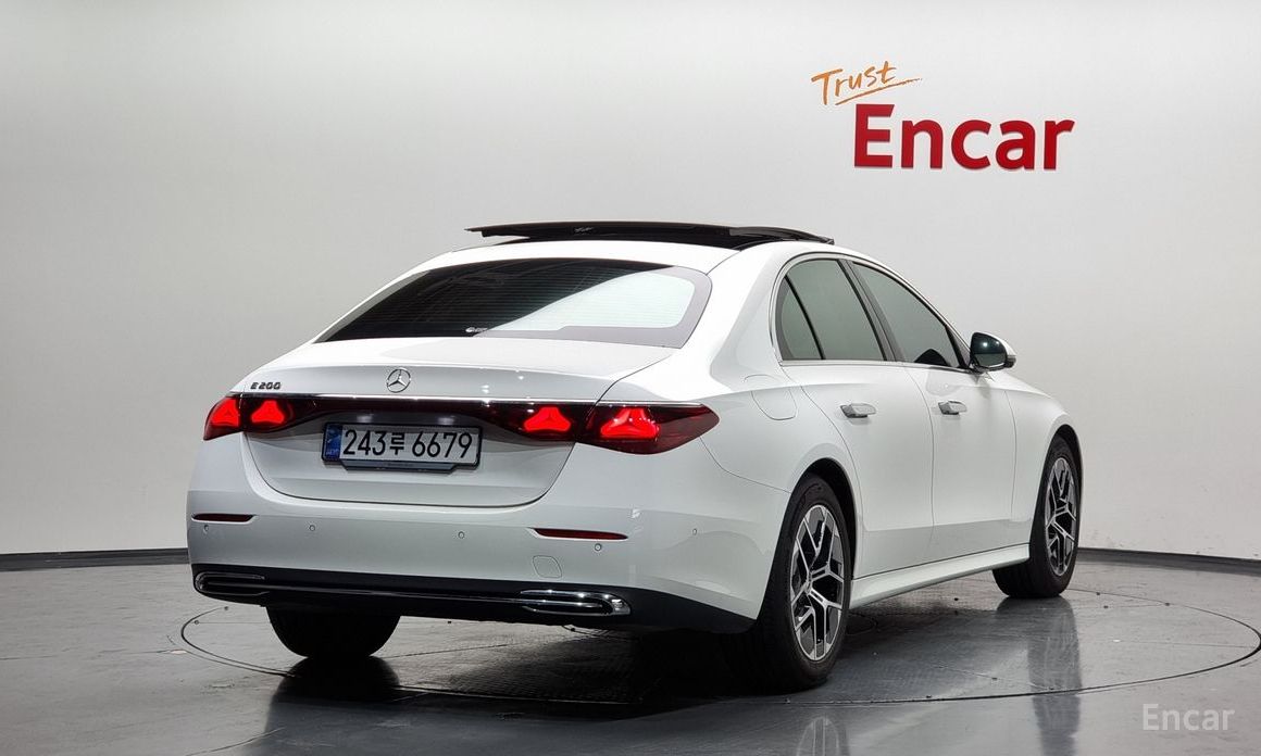  Mercedes-Benz E-Class