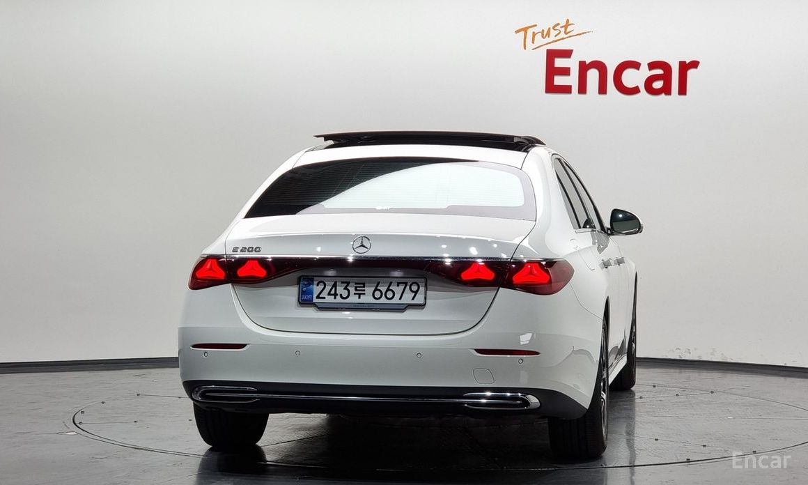  Mercedes-Benz E-Class