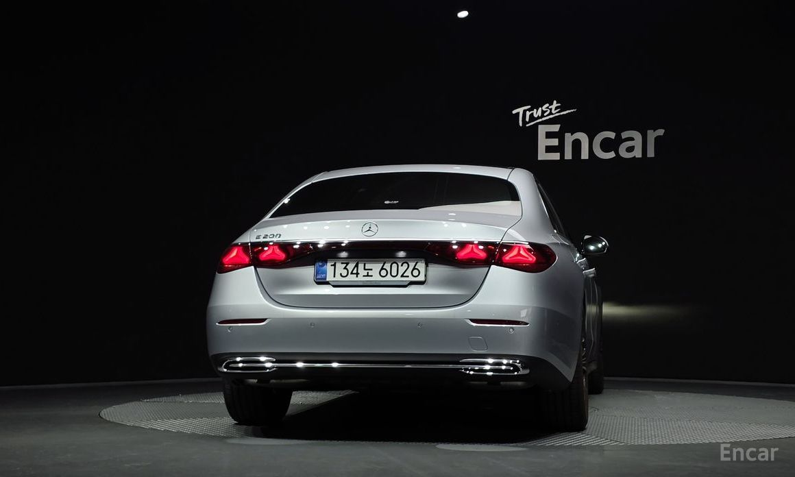  Mercedes-Benz E-Class