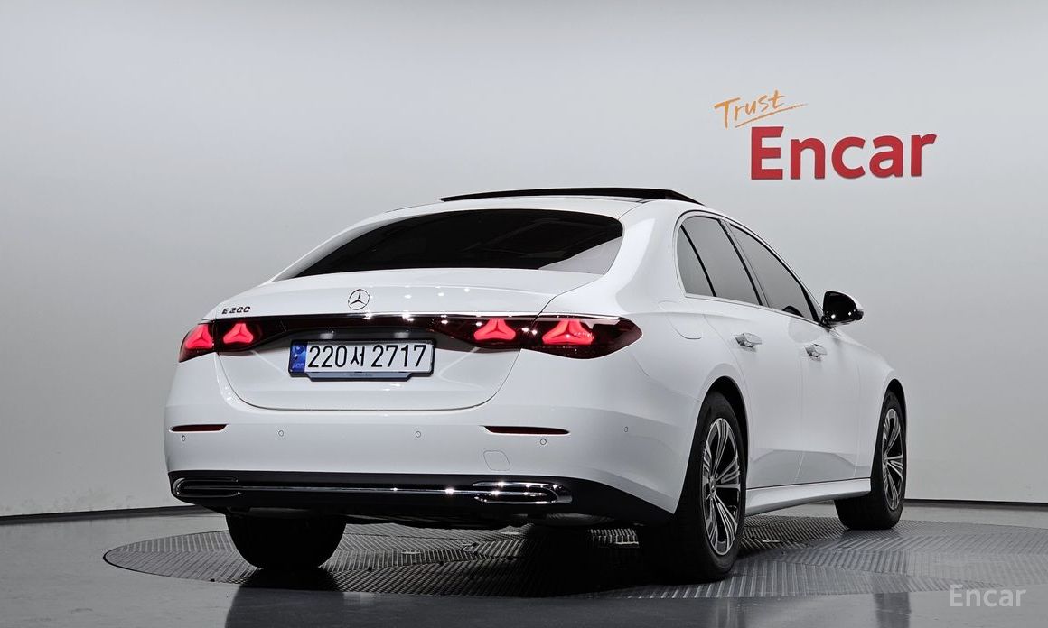  Mercedes-Benz E-Class