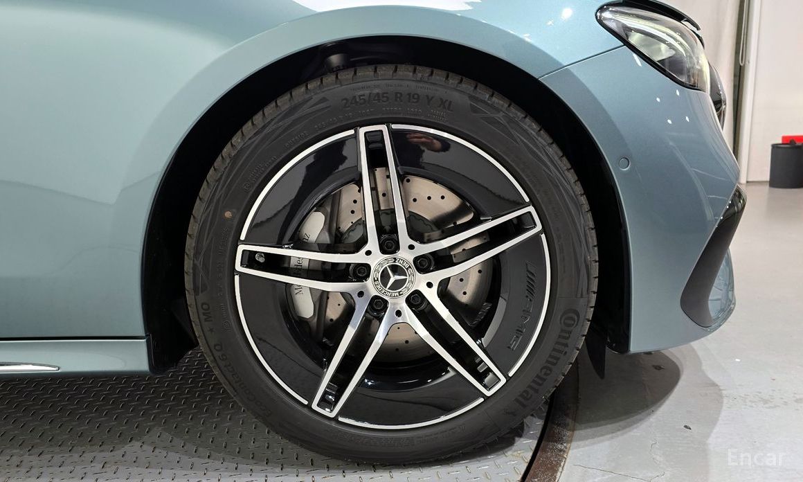  Mercedes-Benz E-Class