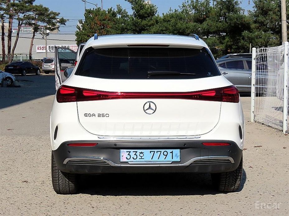  Mercedes-Benz EQA