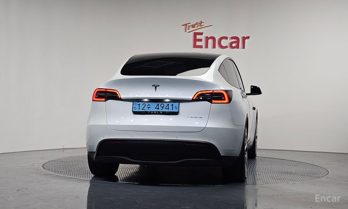  Tesla Model Y