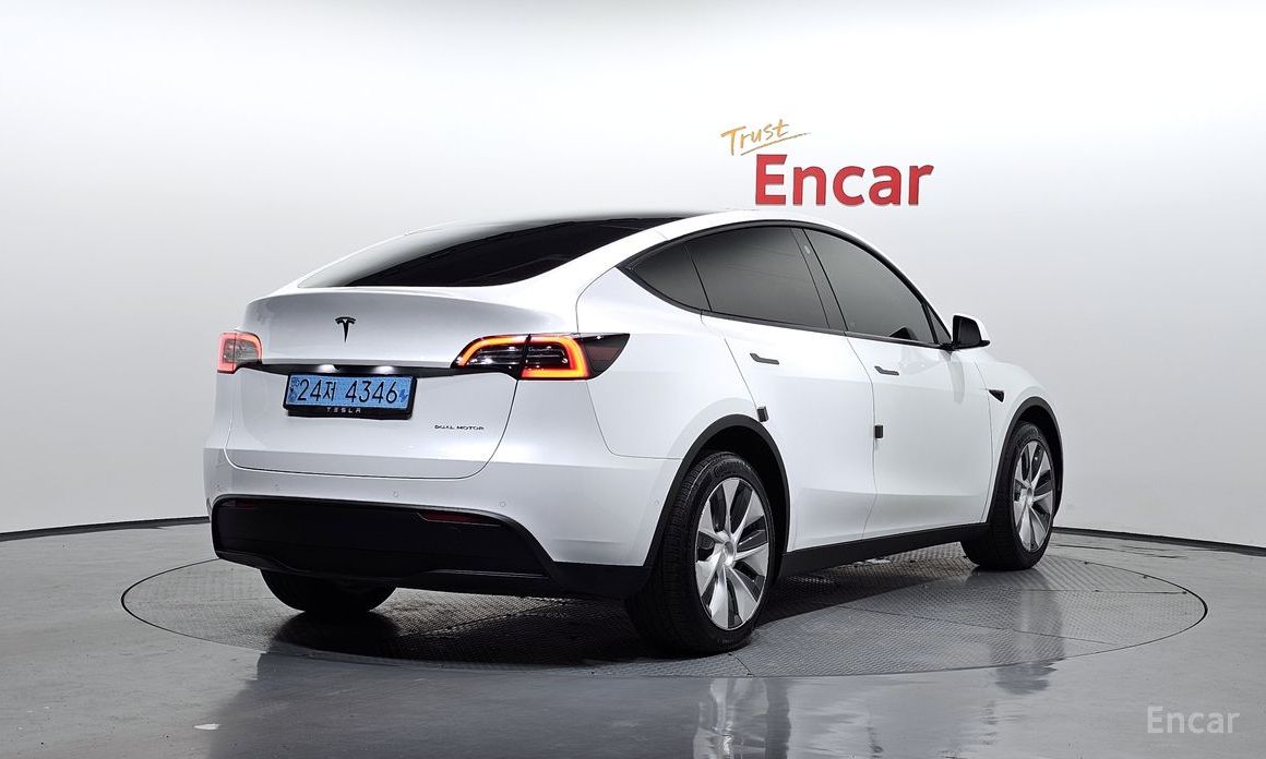  Tesla Model Y