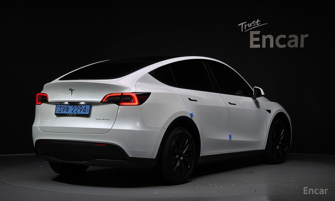  Tesla Model Y